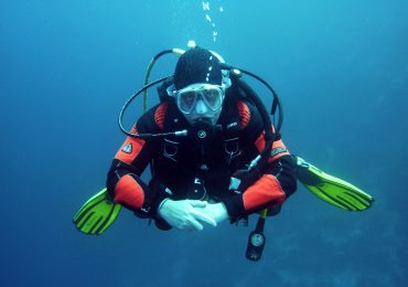 What should a diver's equipment contain?