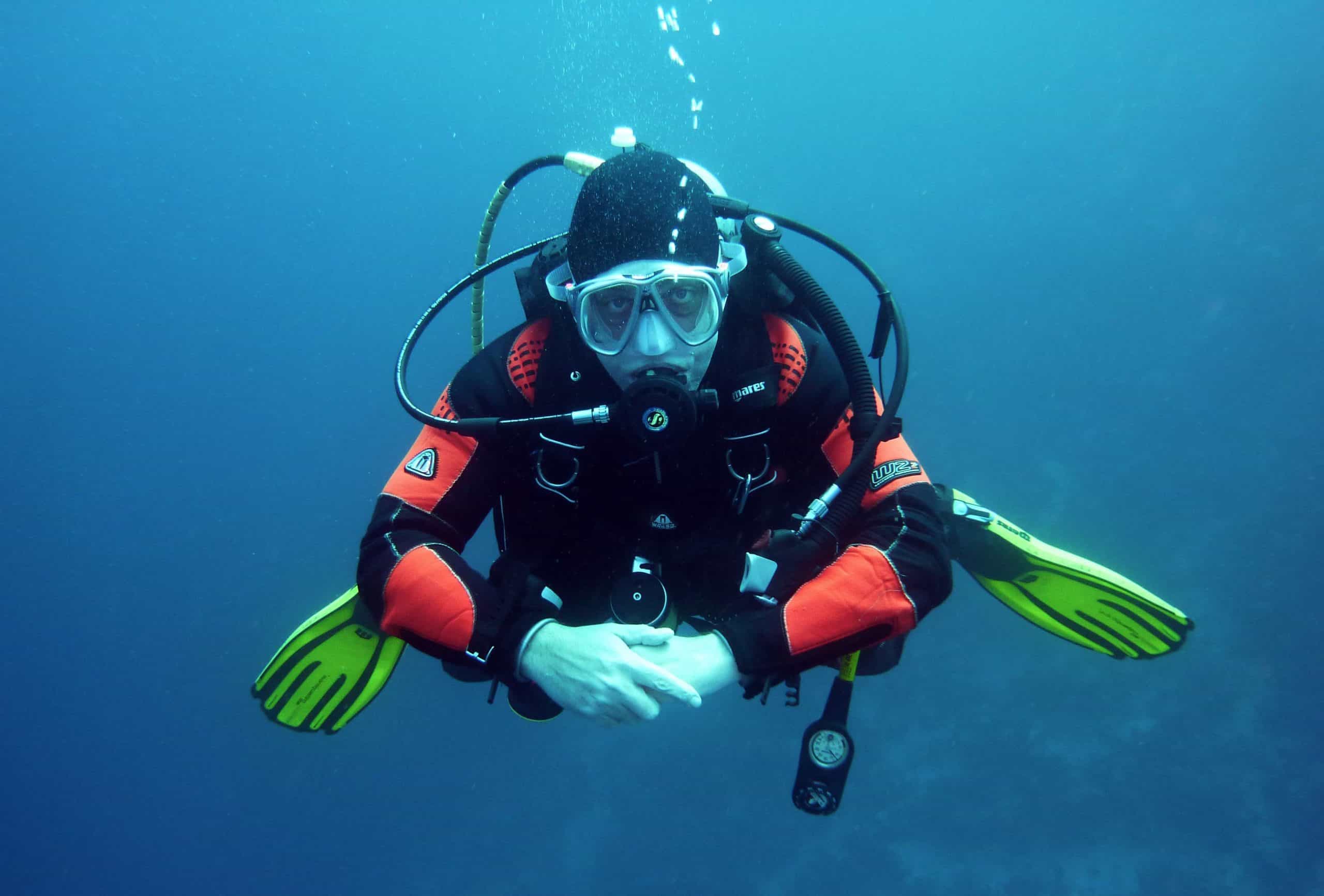 What should a diver’s equipment contain?