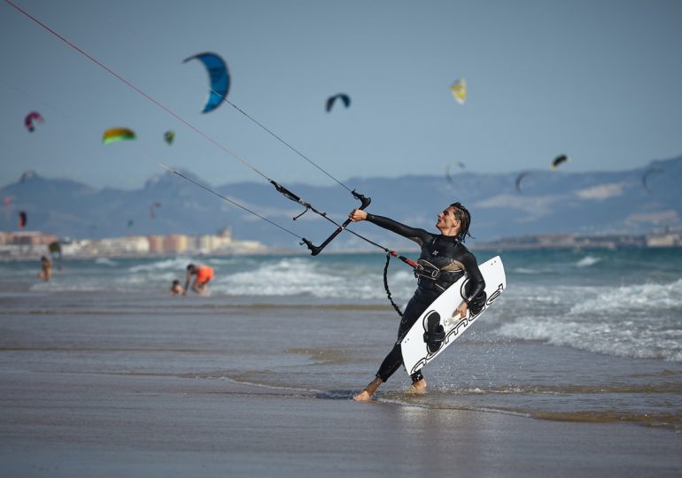 What is kite foil and kitesurfing and what is needed for these sports?